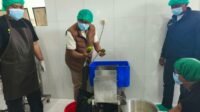 Wali Kota Batu melihat secara langsung proses pembuatan aneka Cuka Buah.