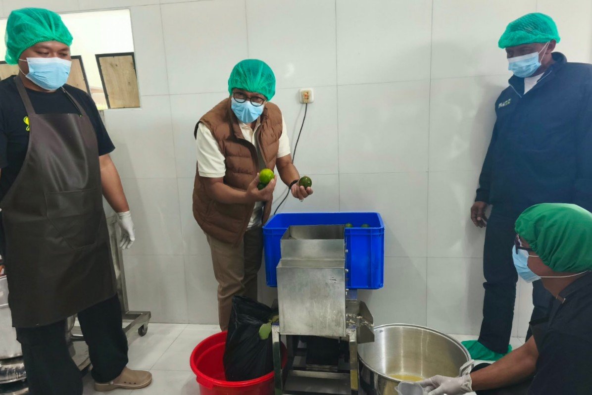 wali kota batu melihat pembuatan cuka buah Wali Kota Batu melihat secara langsung proses pembuatan aneka Cuka Buah.