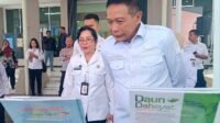 Wali Kota Malang, Dr Ir Wahyu Hidayat MM bersama Kepala Dispussipda, mengunjungi stan UMKM bazar buku di pekan literasi.
