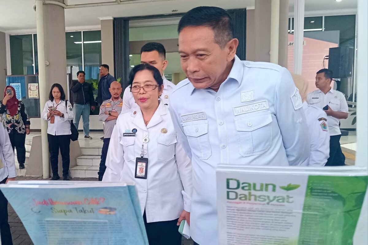 Wali Kota Malang mengunjungi stan literasi Wali Kota Malang, Dr Ir Wahyu Hidayat MM bersama Kepala Dispussipda, mengunjungi stan UMKM bazar buku di pekan literasi.