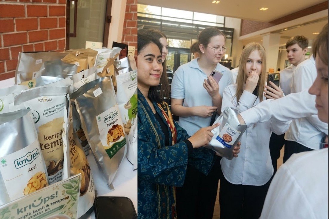 Warga Rusia mencicipi oleh-oleh Kripik Buah Tangan Khas Kota Batu